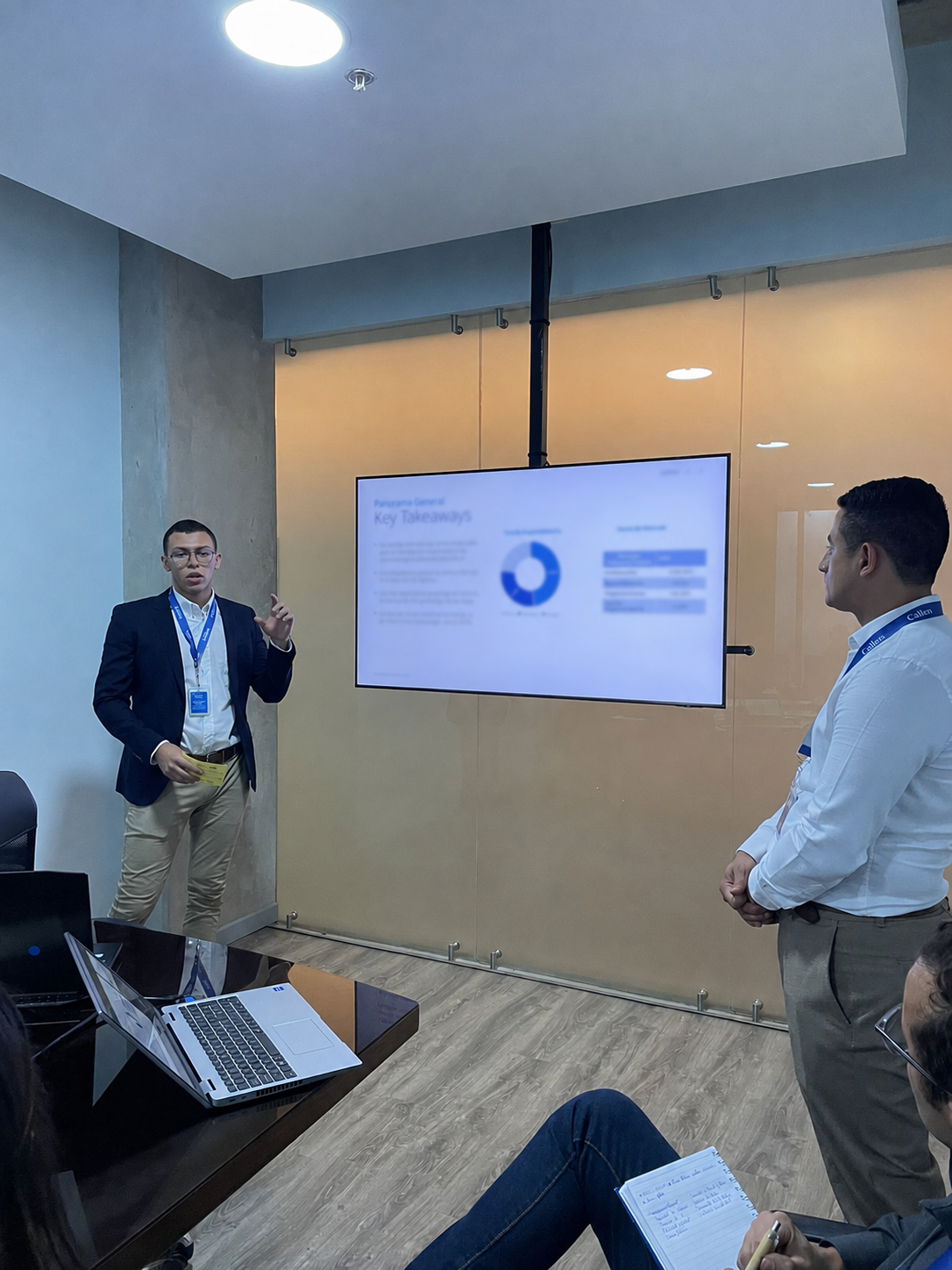 Jorge Coto de León presentando un análisis de mercado en Colliers Costa Rica