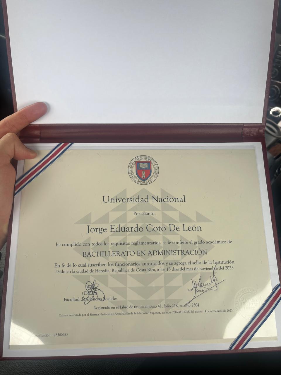 Título de Bachillerato en Administración de Jorge Eduardo Coto De León emitido por la Universidad Nacional